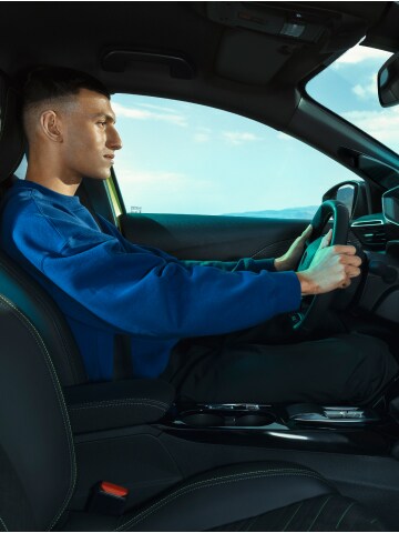 Homme conduisant la PEUGEOT E-208