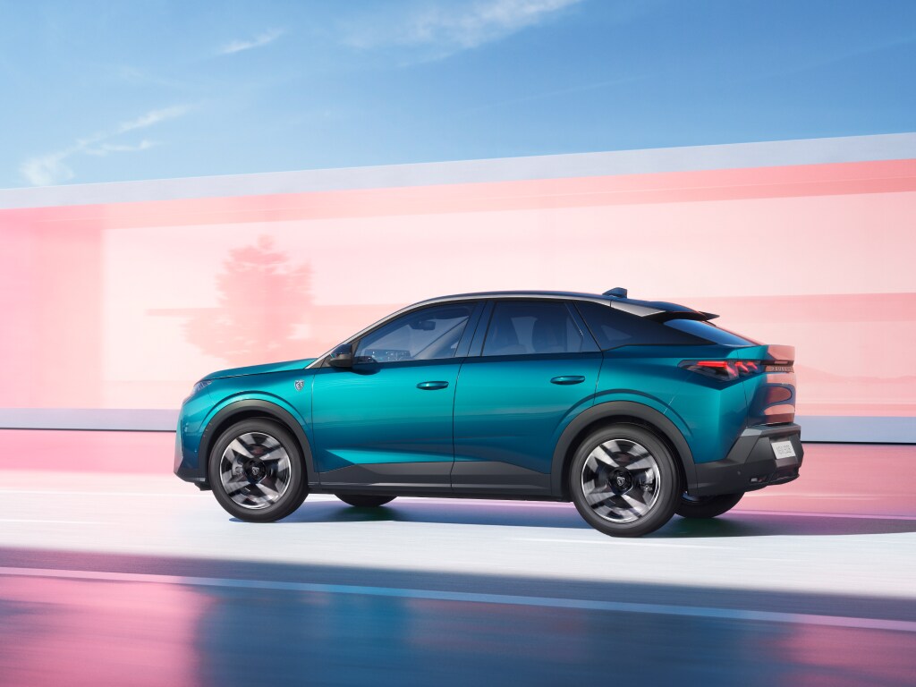 New PEUGEOT 3008 Hybrid Obsession Blue profile view