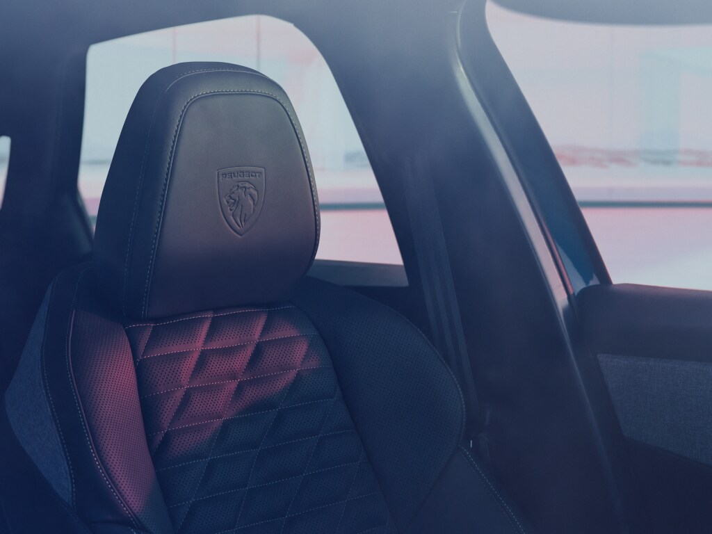 New PEUGEOT 3008 Hybrid with AGR warming seats
