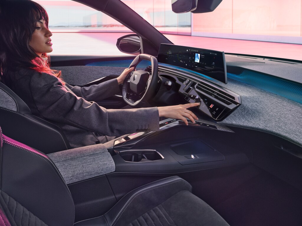Woman on board the new PEUGEOT 3008 Hybrid